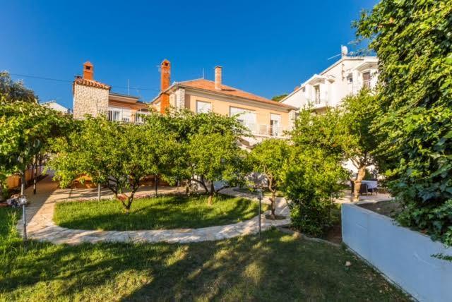 Apartments Elizabeth Биоград на Мору Екстериор снимка